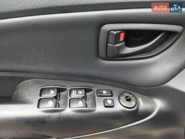 Серый Хендай Туксон, объемом двигателя 1.98 л и пробегом 278 тыс. км за 5300 $, фото 29 на Automoto.ua