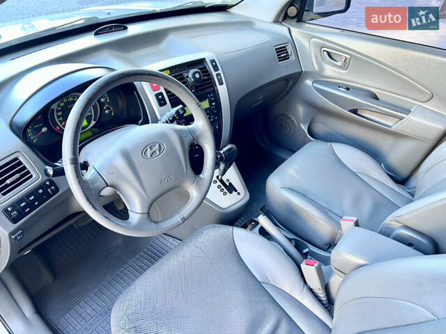 Сірий Хендай Туксон, об'ємом двигуна 2 л та пробігом 215 тис. км за 7350 $, фото 38 на Automoto.ua