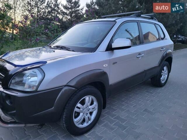 Серый Хендай Туксон, объемом двигателя 2 л и пробегом 257 тыс. км за 7800 $, фото 54 на Automoto.ua