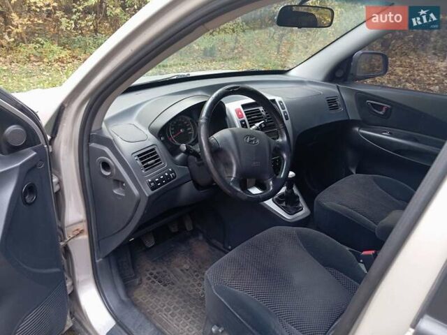 Серый Хендай Туксон, объемом двигателя 1.98 л и пробегом 312 тыс. км за 6000 $, фото 4 на Automoto.ua
