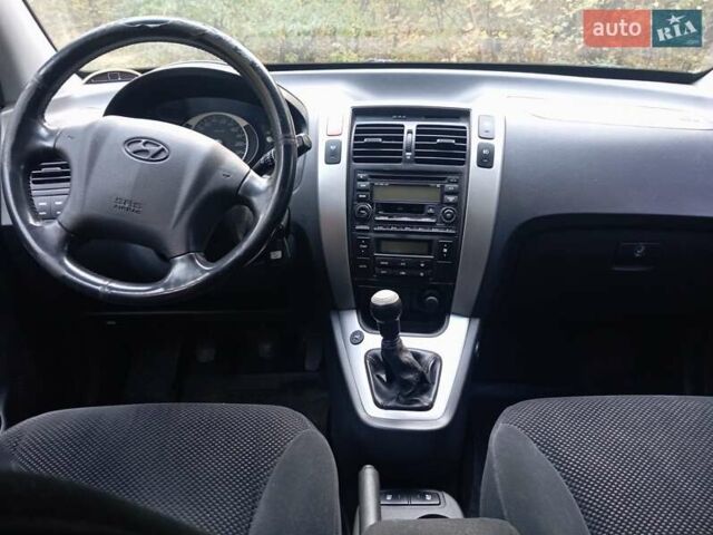 Серый Хендай Туксон, объемом двигателя 1.98 л и пробегом 312 тыс. км за 6000 $, фото 5 на Automoto.ua