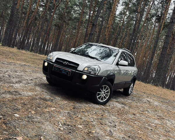 Сірий Хендай Туксон, об'ємом двигуна 1.98 л та пробігом 186 тис. км за 8200 $, фото 14 на Automoto.ua