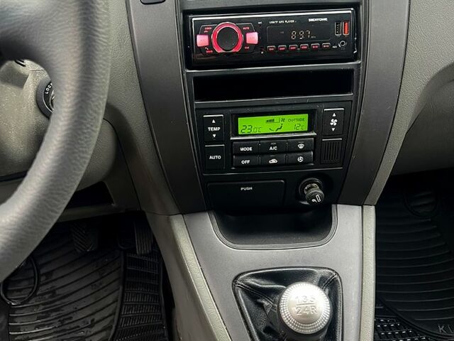 Серый Хендай Туксон, объемом двигателя 2 л и пробегом 228 тыс. км за 8000 $, фото 6 на Automoto.ua