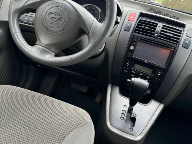 Сірий Хендай Туксон, об'ємом двигуна 2 л та пробігом 240 тис. км за 7500 $, фото 9 на Automoto.ua