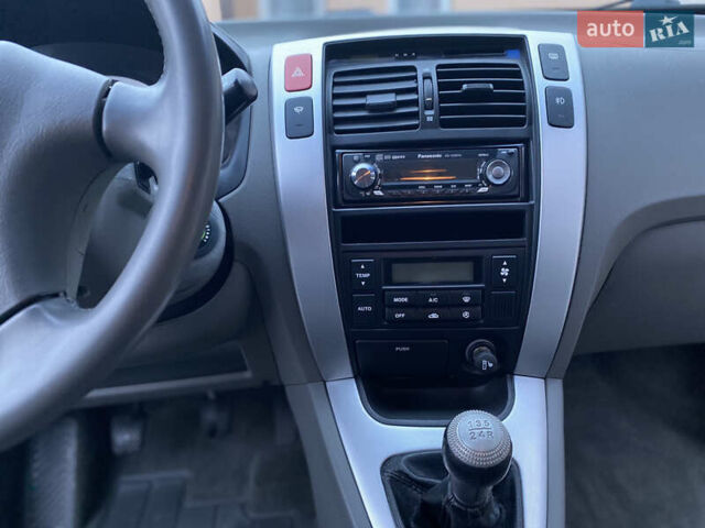 Сірий Хендай Туксон, об'ємом двигуна 2 л та пробігом 105 тис. км за 6990 $, фото 14 на Automoto.ua