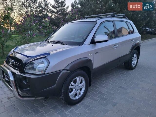 Серый Хендай Туксон, объемом двигателя 2 л и пробегом 257 тыс. км за 7800 $, фото 55 на Automoto.ua