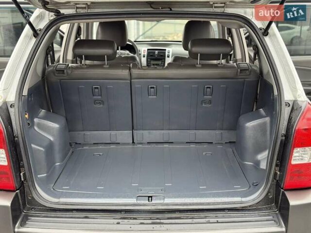 Серый Хендай Туксон, объемом двигателя 1.98 л и пробегом 252 тыс. км за 6950 $, фото 23 на Automoto.ua