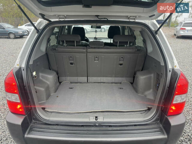 Серый Хендай Туксон, объемом двигателя 1.98 л и пробегом 241 тыс. км за 7000 $, фото 48 на Automoto.ua