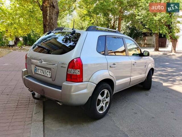 Сірий Хендай Туксон, об'ємом двигуна 2 л та пробігом 277 тис. км за 8000 $, фото 4 на Automoto.ua