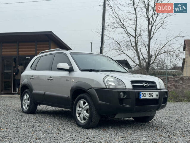 Серый Хендай Туксон, объемом двигателя 1.98 л и пробегом 241 тыс. км за 7000 $, фото 13 на Automoto.ua