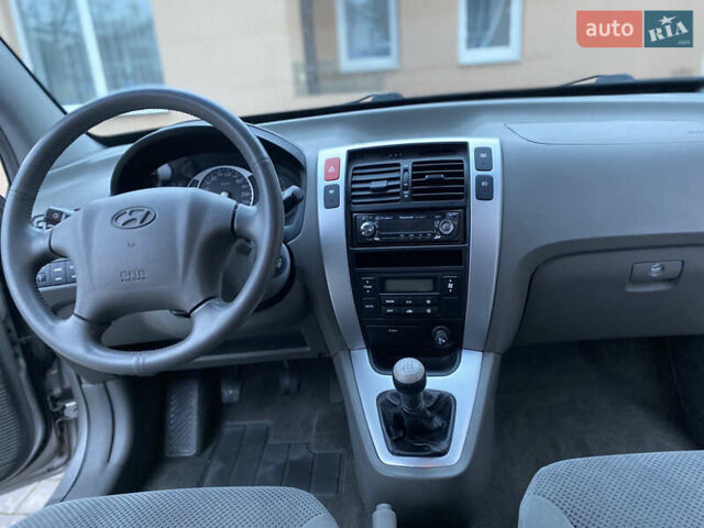Сірий Хендай Туксон, об'ємом двигуна 2 л та пробігом 105 тис. км за 6990 $, фото 12 на Automoto.ua