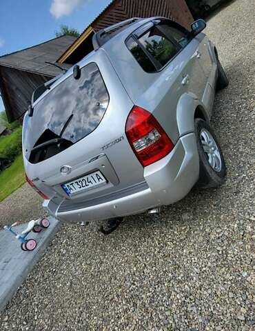 Серый Хендай Туксон, объемом двигателя 2 л и пробегом 260 тыс. км за 7000 $, фото 3 на Automoto.ua