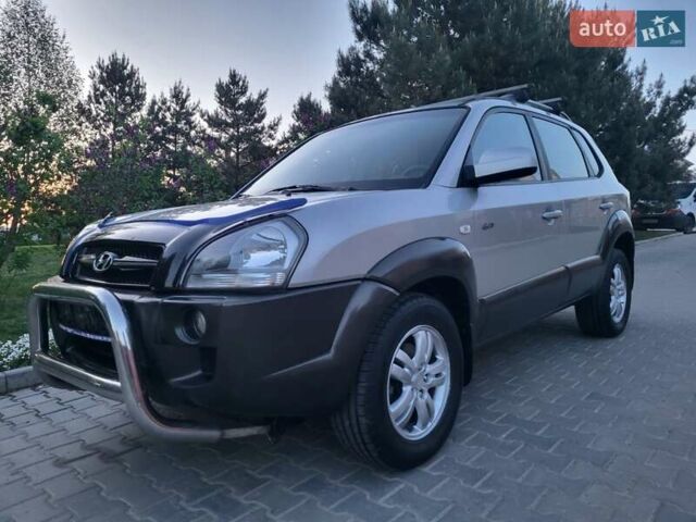 Серый Хендай Туксон, объемом двигателя 2 л и пробегом 257 тыс. км за 7800 $, фото 57 на Automoto.ua