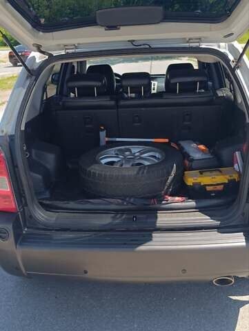 Серый Хендай Туксон, объемом двигателя 2 л и пробегом 258 тыс. км за 7500 $, фото 6 на Automoto.ua