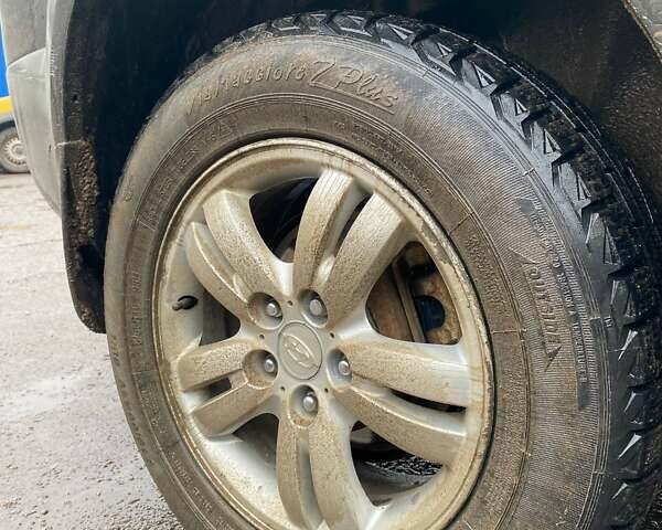 Серый Хендай Туксон, объемом двигателя 1.98 л и пробегом 252 тыс. км за 6199 $, фото 2 на Automoto.ua