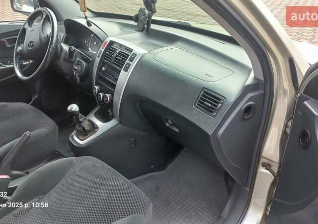 Серый Хендай Туксон, объемом двигателя 1.99 л и пробегом 303 тыс. км за 6500 $, фото 10 на Automoto.ua