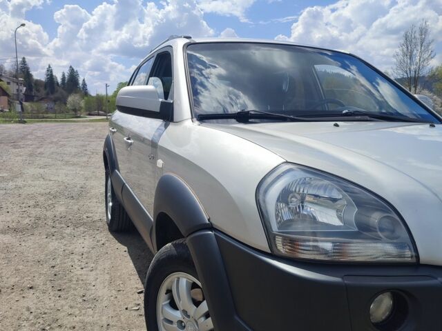 Сірий Хендай Туксон, об'ємом двигуна 2 л та пробігом 248 тис. км за 7199 $, фото 4 на Automoto.ua