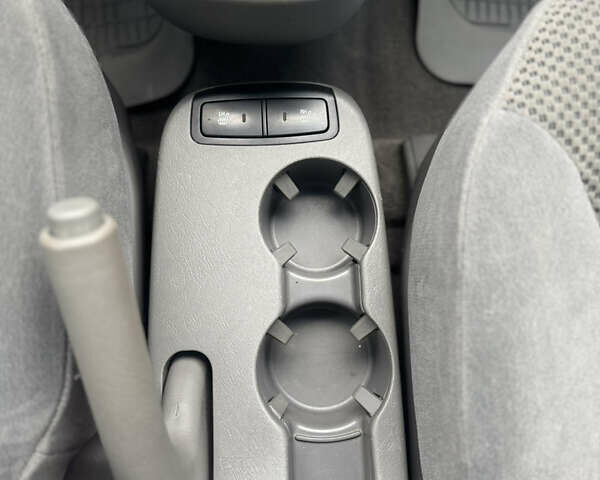 Серый Хендай Туксон, объемом двигателя 1.98 л и пробегом 241 тыс. км за 7000 $, фото 55 на Automoto.ua