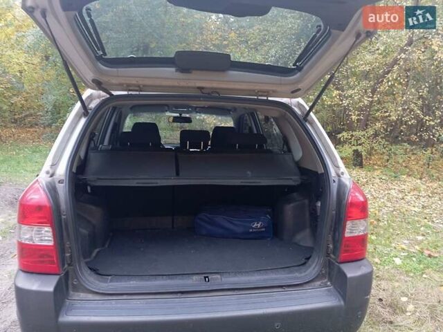 Серый Хендай Туксон, объемом двигателя 1.98 л и пробегом 312 тыс. км за 6000 $, фото 11 на Automoto.ua