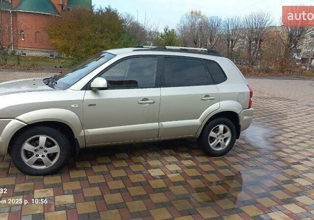 Серый Хендай Туксон, объемом двигателя 1.99 л и пробегом 303 тыс. км за 6500 $, фото 2 на Automoto.ua