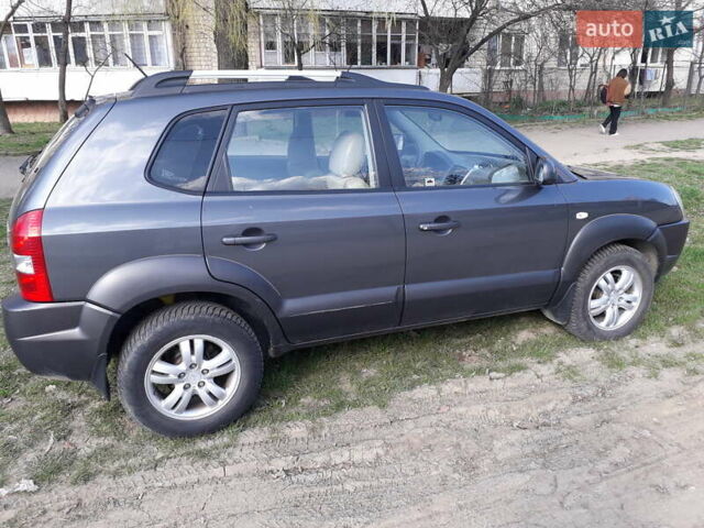 Сірий Хендай Туксон, об'ємом двигуна 2 л та пробігом 304 тис. км за 7500 $, фото 2 на Automoto.ua