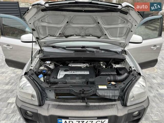 Серый Хендай Туксон, объемом двигателя 1.98 л и пробегом 252 тыс. км за 6950 $, фото 13 на Automoto.ua