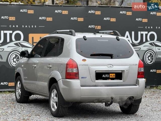 Серый Хендай Туксон, объемом двигателя 1.98 л и пробегом 241 тыс. км за 7700 $, фото 4 на Automoto.ua