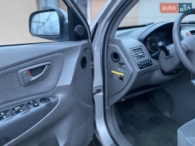 Сірий Хендай Туксон, об'ємом двигуна 2 л та пробігом 105 тис. км за 6990 $, фото 18 на Automoto.ua