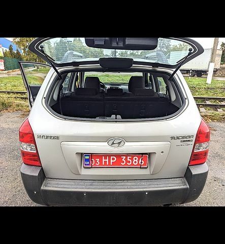 Серый Хендай Туксон, объемом двигателя 2 л и пробегом 167 тыс. км за 7000 $, фото 1 на Automoto.ua