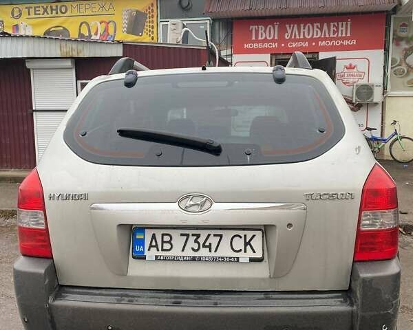 Серый Хендай Туксон, объемом двигателя 1.98 л и пробегом 252 тыс. км за 6199 $, фото 3 на Automoto.ua