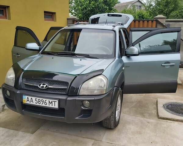 Сірий Хендай Туксон, об'ємом двигуна 1.99 л та пробігом 223 тис. км за 7500 $, фото 2 на Automoto.ua