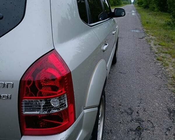 Серый Хендай Туксон, объемом двигателя 1.99 л и пробегом 222 тыс. км за 7800 $, фото 6 на Automoto.ua