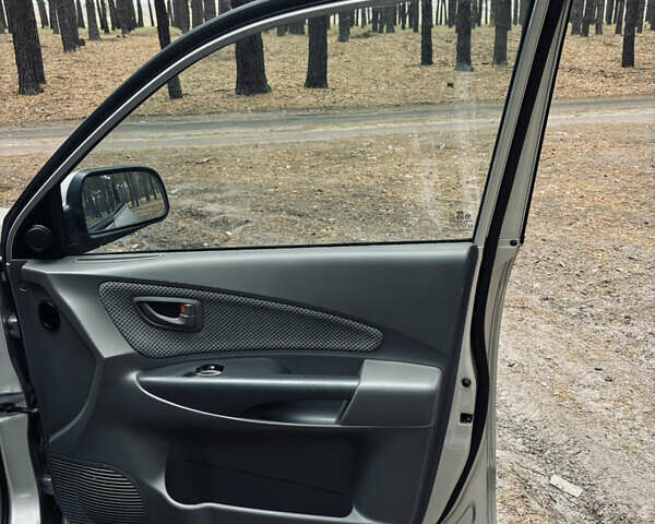 Сірий Хендай Туксон, об'ємом двигуна 1.98 л та пробігом 186 тис. км за 8200 $, фото 42 на Automoto.ua