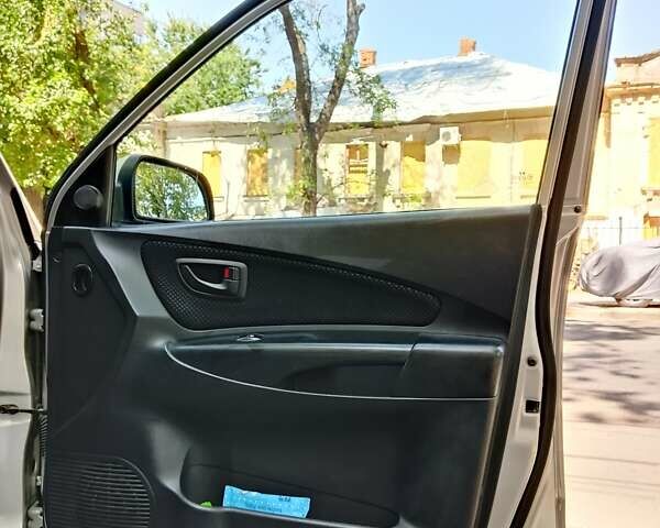 Сірий Хендай Туксон, об'ємом двигуна 2 л та пробігом 277 тис. км за 8000 $, фото 20 на Automoto.ua