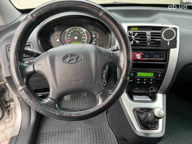 Сірий Хендай Туксон, об'ємом двигуна 2 л та пробігом 263 тис. км за 7440 $, фото 21 на Automoto.ua