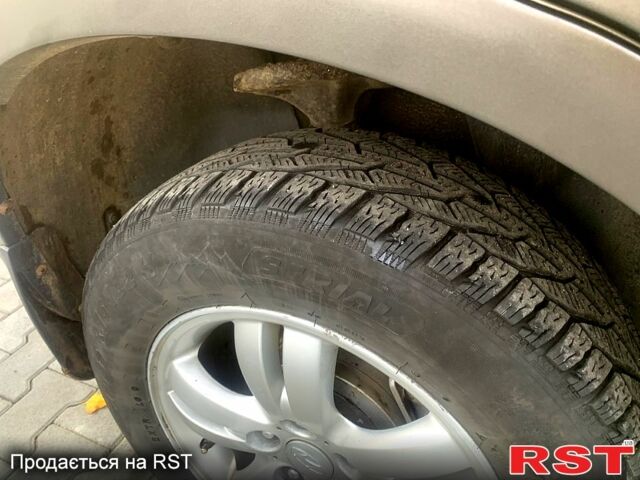 Серый Хендай Туксон, объемом двигателя 2 л и пробегом 215 тыс. км за 7500 $, фото 5 на Automoto.ua