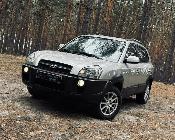 Сірий Хендай Туксон, об'ємом двигуна 1.98 л та пробігом 186 тис. км за 8200 $, фото 2 на Automoto.ua