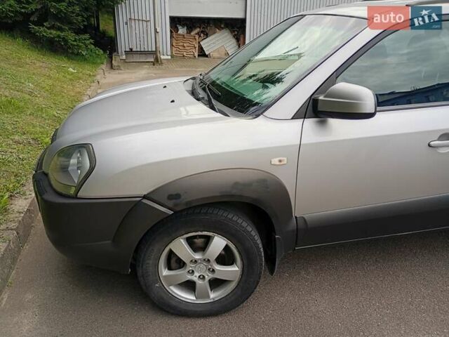 Сірий Хендай Туксон, об'ємом двигуна 1.99 л та пробігом 252 тис. км за 7000 $, фото 20 на Automoto.ua