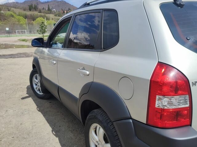 Сірий Хендай Туксон, об'ємом двигуна 2 л та пробігом 248 тис. км за 7199 $, фото 1 на Automoto.ua