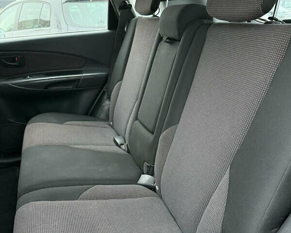 Сірий Хендай Туксон, об'ємом двигуна 2 л та пробігом 193 тис. км за 5999 $, фото 11 на Automoto.ua