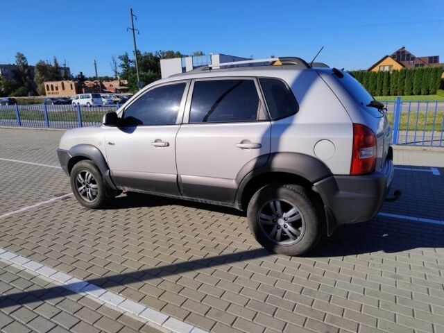 Сірий Хендай Туксон, об'ємом двигуна 2 л та пробігом 304 тис. км за 7500 $, фото 2 на Automoto.ua