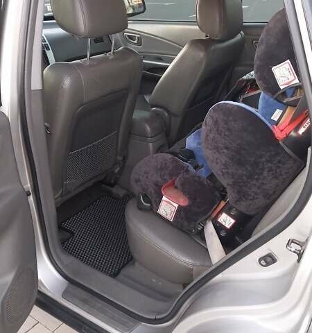 Серый Хендай Туксон, объемом двигателя 2 л и пробегом 207 тыс. км за 7500 $, фото 5 на Automoto.ua