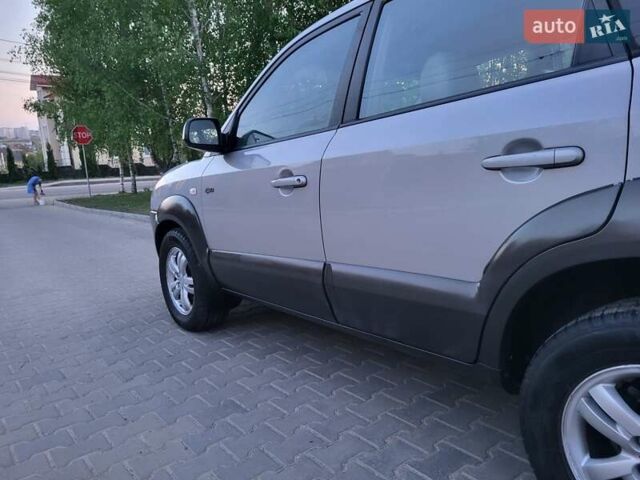 Серый Хендай Туксон, объемом двигателя 2 л и пробегом 257 тыс. км за 7800 $, фото 42 на Automoto.ua