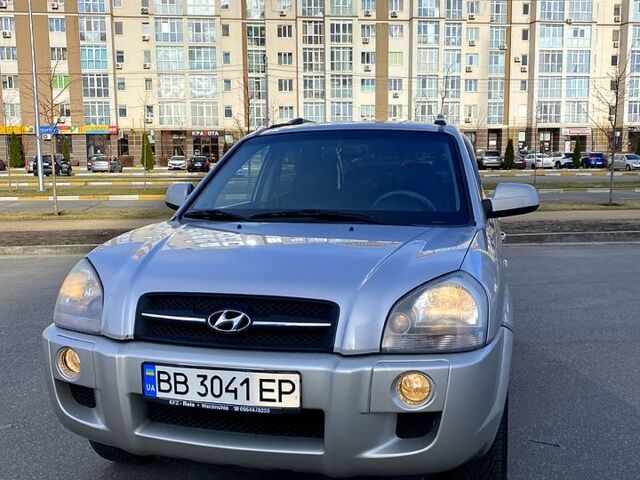 Сірий Хендай Туксон, об'ємом двигуна 2 л та пробігом 245 тис. км за 6500 $, фото 1 на Automoto.ua