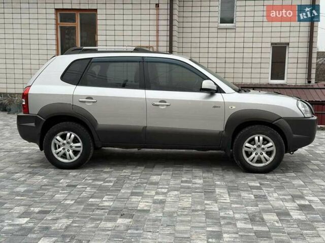 Серый Хендай Туксон, объемом двигателя 1.98 л и пробегом 252 тыс. км за 6950 $, фото 6 на Automoto.ua