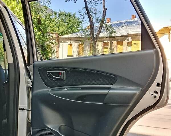 Сірий Хендай Туксон, об'ємом двигуна 2 л та пробігом 277 тис. км за 8000 $, фото 16 на Automoto.ua