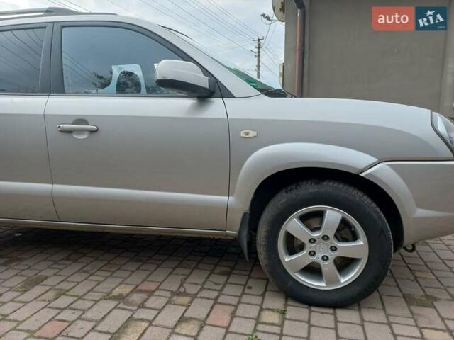 Серый Хендай Туксон, объемом двигателя 2 л и пробегом 224 тыс. км за 6900 $, фото 3 на Automoto.ua