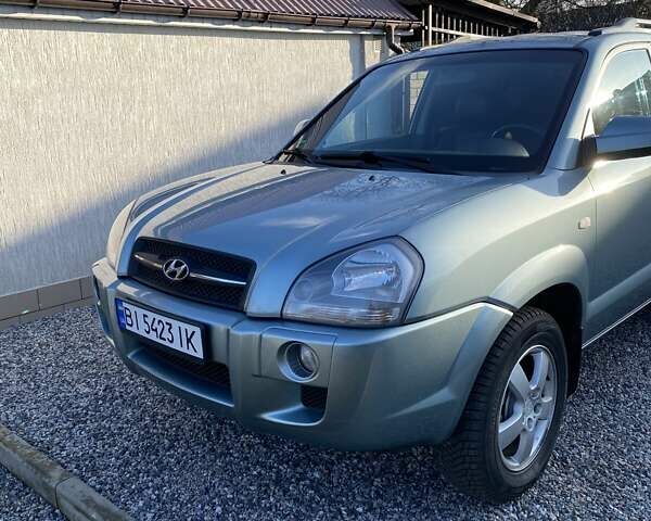 Серый Хендай Туксон, объемом двигателя 1.98 л и пробегом 220 тыс. км за 8500 $, фото 1 на Automoto.ua