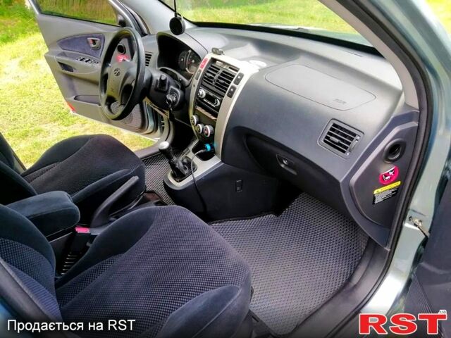 Серый Хендай Туксон, объемом двигателя 2 л и пробегом 179 тыс. км за 8500 $, фото 1 на Automoto.ua