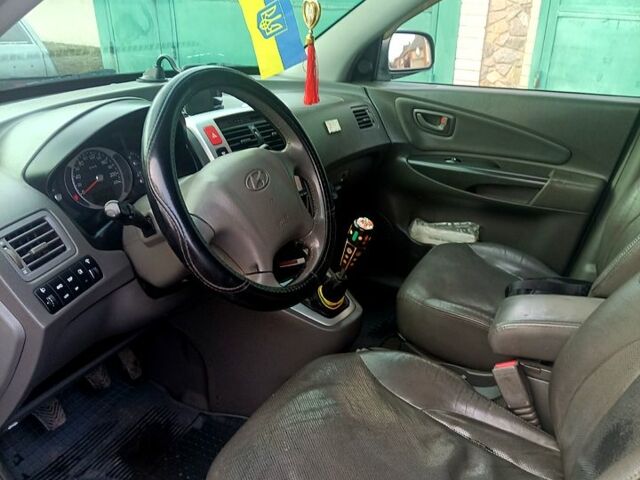 Сірий Хендай Туксон, об'ємом двигуна 2 л та пробігом 300 тис. км за 7000 $, фото 4 на Automoto.ua